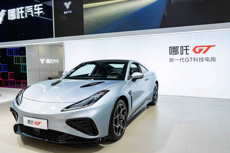 深圳146哪吒汽车在智能汽车领域的表现，领途汽车在新能源汽车市场中的影响力